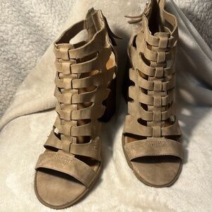 Free 🆓 With A Purchase INDIGO Rd Tan  Cute 🥰 Straps Heel Sandals 👡